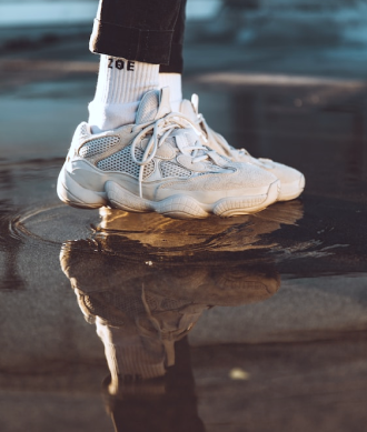 Tênis branco em uma pequena poça d'água